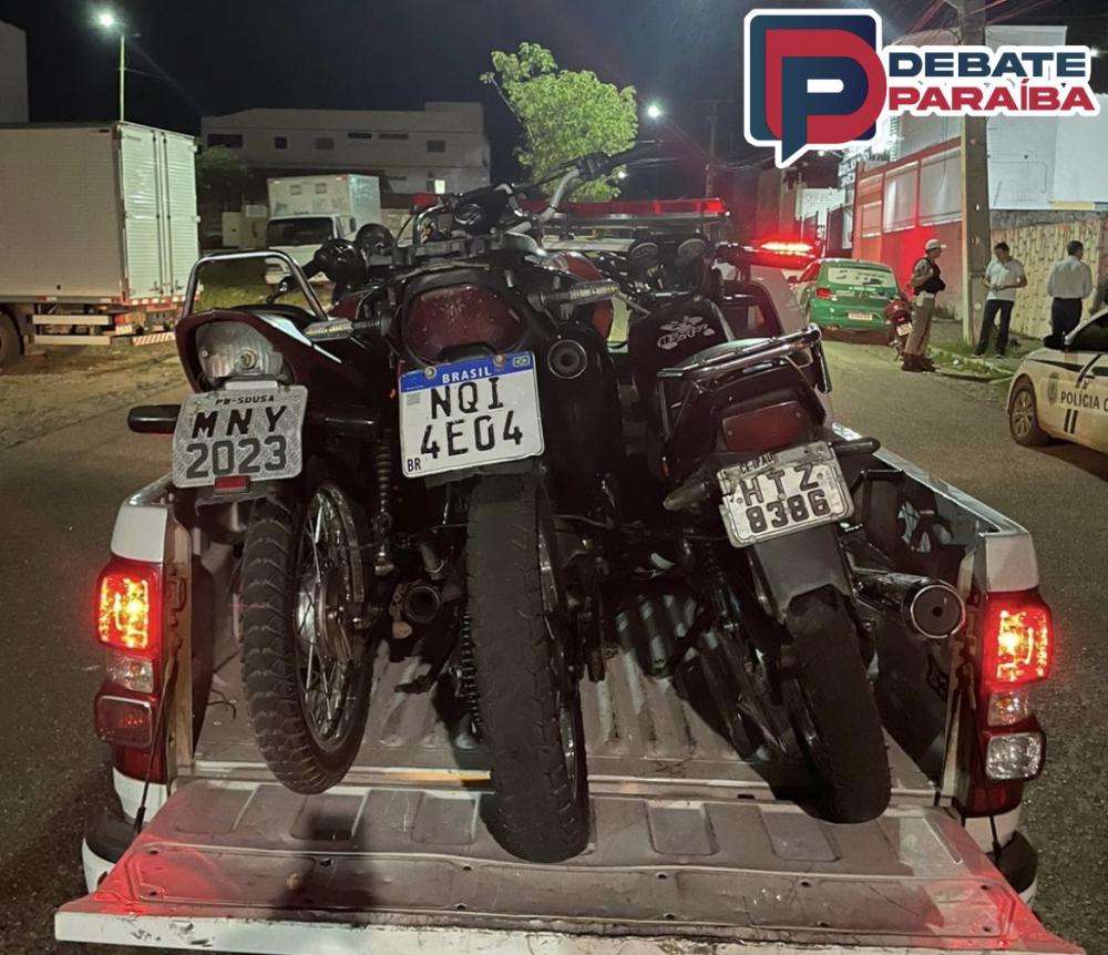 Os jovens foram encaminhados à delegacia com as motos apreendidas, para serem adotados os procedimentos cabíveis (Foto: Reprodução Debate Paraíba)