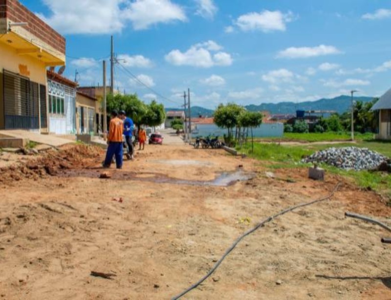 Na área de pavimentação a obras estão acontecendo em várias ruas, alamedas da cidade, com a realização de limpezas, pavimentação, estruturação urbanística. (Foto: Reprodução).