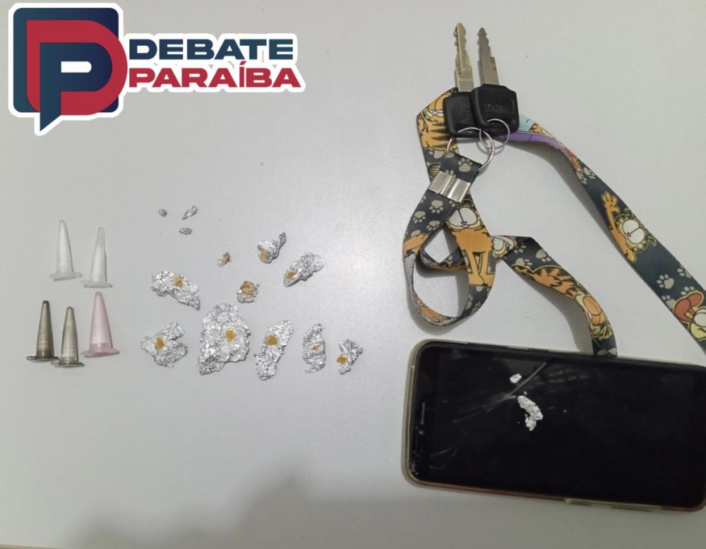 Os suspeitos foram conduzidos à delegacia de Polícia Civil com o material apreendido (Foto: Reprodução Debate Paraíba)
