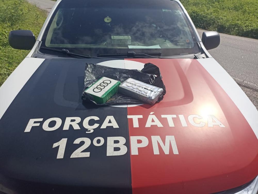 O carro e o entorpecente apreendidos foram levados à delegacia de Polícia Civil (Foto: Reprodução)