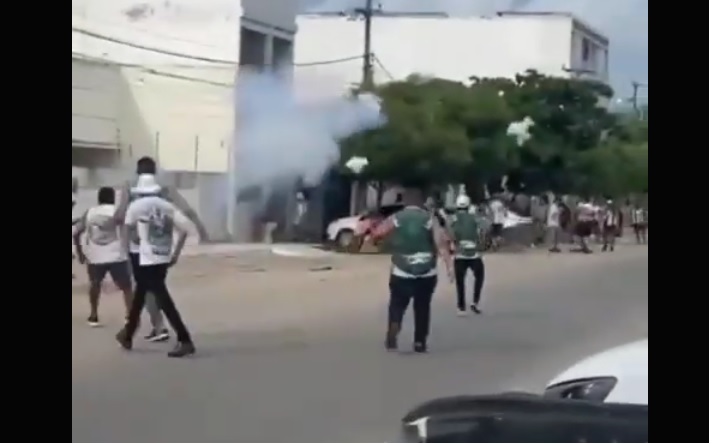 Confusão entre torcidas do Sousa e Treze é registrada antes da partida pelo Campeonato Paraibano, em Sousa