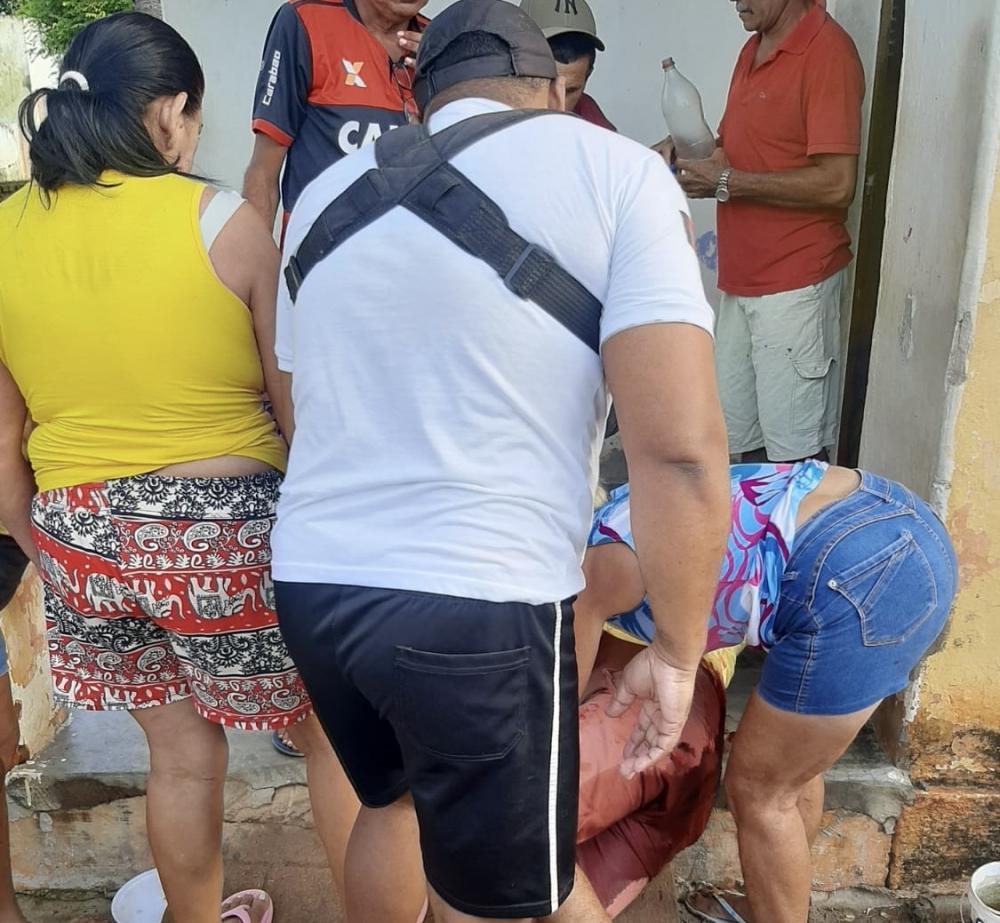 Uma equipe de resgate do SAMU foi acionada e esteve no local para prestar socorro à vítima (Foto: Reprodução)