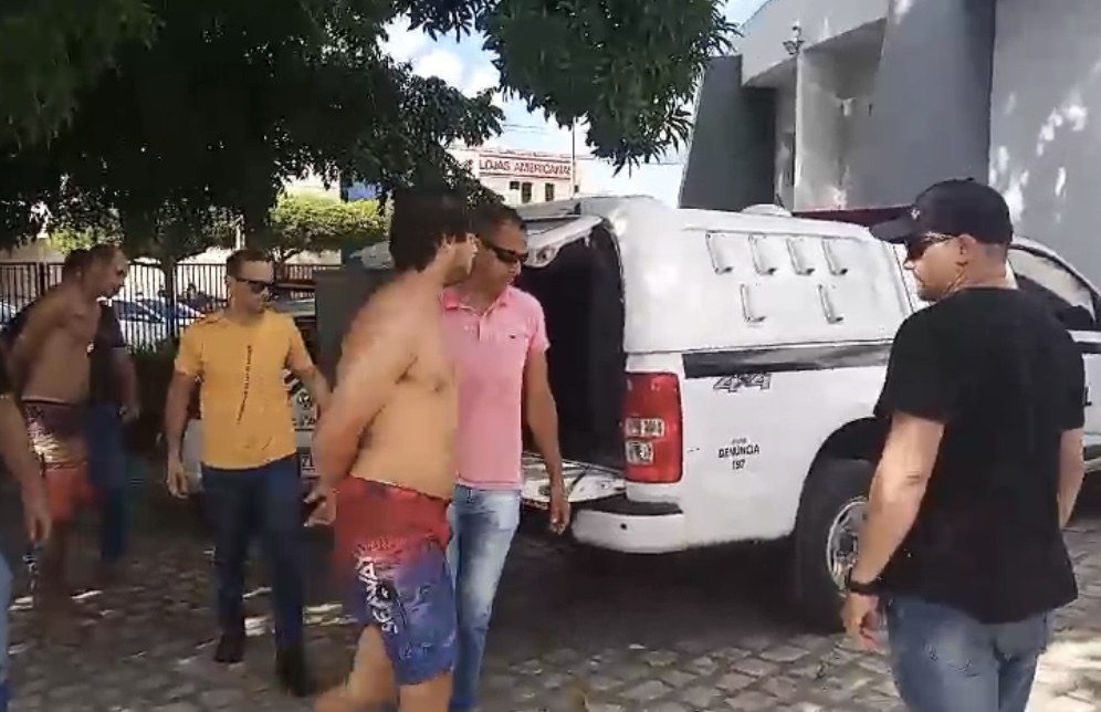 Na ação policial foram apreendidas drogas, munições, cartões de crédito, maquinetas de cartão de crédito e outros objetos (Foto: Reprodução)