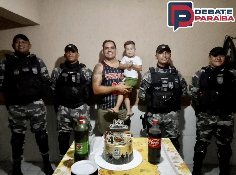 O pequeno João Guilherme ficou contente com a visita dos Águias em seu aniversário (Foto: Reprodução Debate Paraíba)