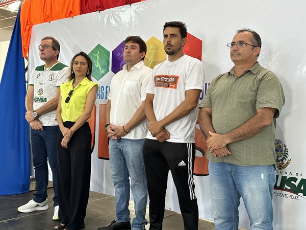 A transição da tocha, simbolizando a união e a energia dos jogos, marcou um momento especial durante a cerimônia de abertura dos Jogos Escolares Municipais (JEMS) de 2024. (Foto: Divulgação).