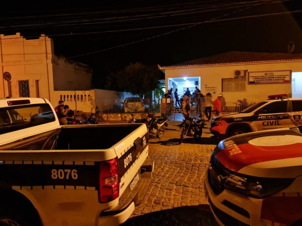 As pessoas foram autuadas nos artigos 268 e 330(Foto: Reprodução)