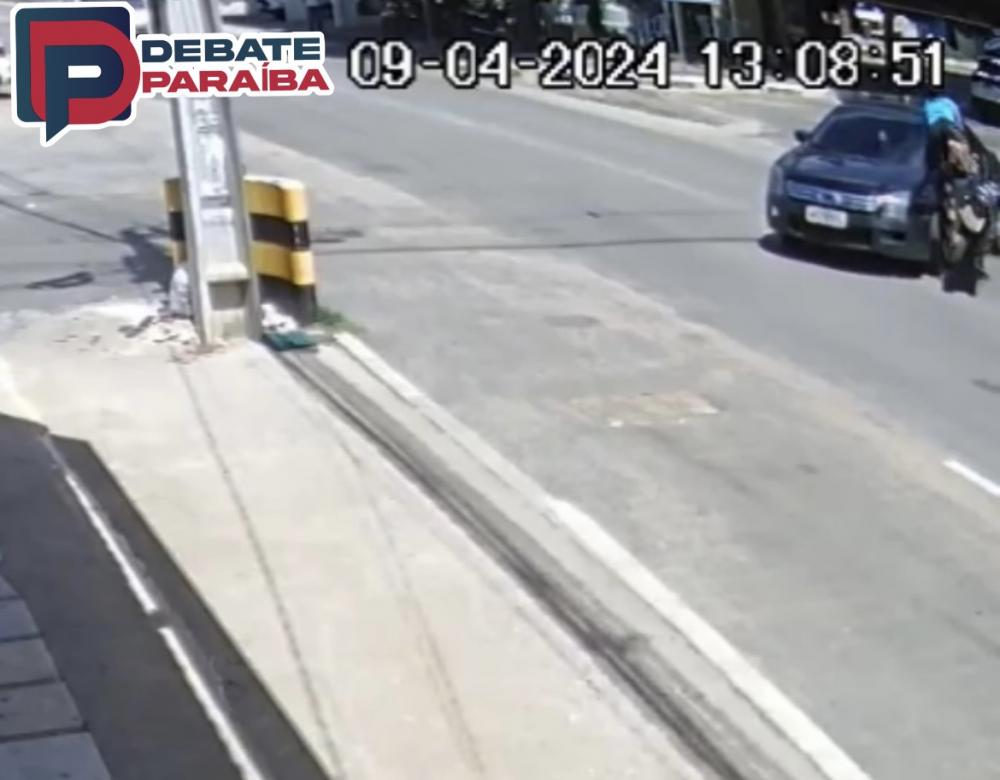 O condutor da moto não teve ferimentos, sendo registrado apenas danos materiais (Foto: Reprodução)
