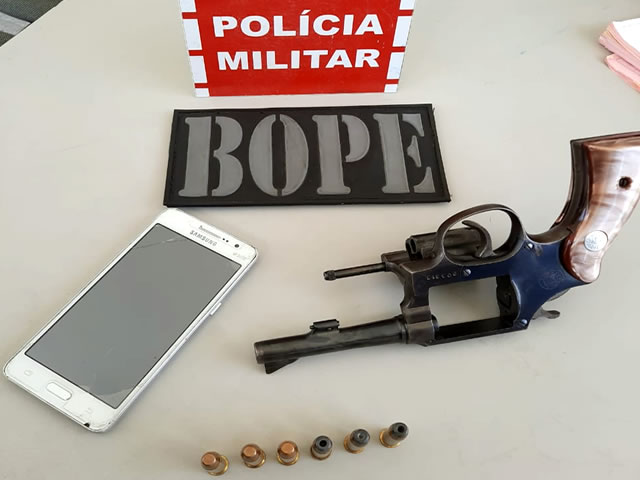 Diante do ato ilícito, o acusado recebeu voz de prisão por porte ilegal de arma de fogo (Foto: Reprodução)