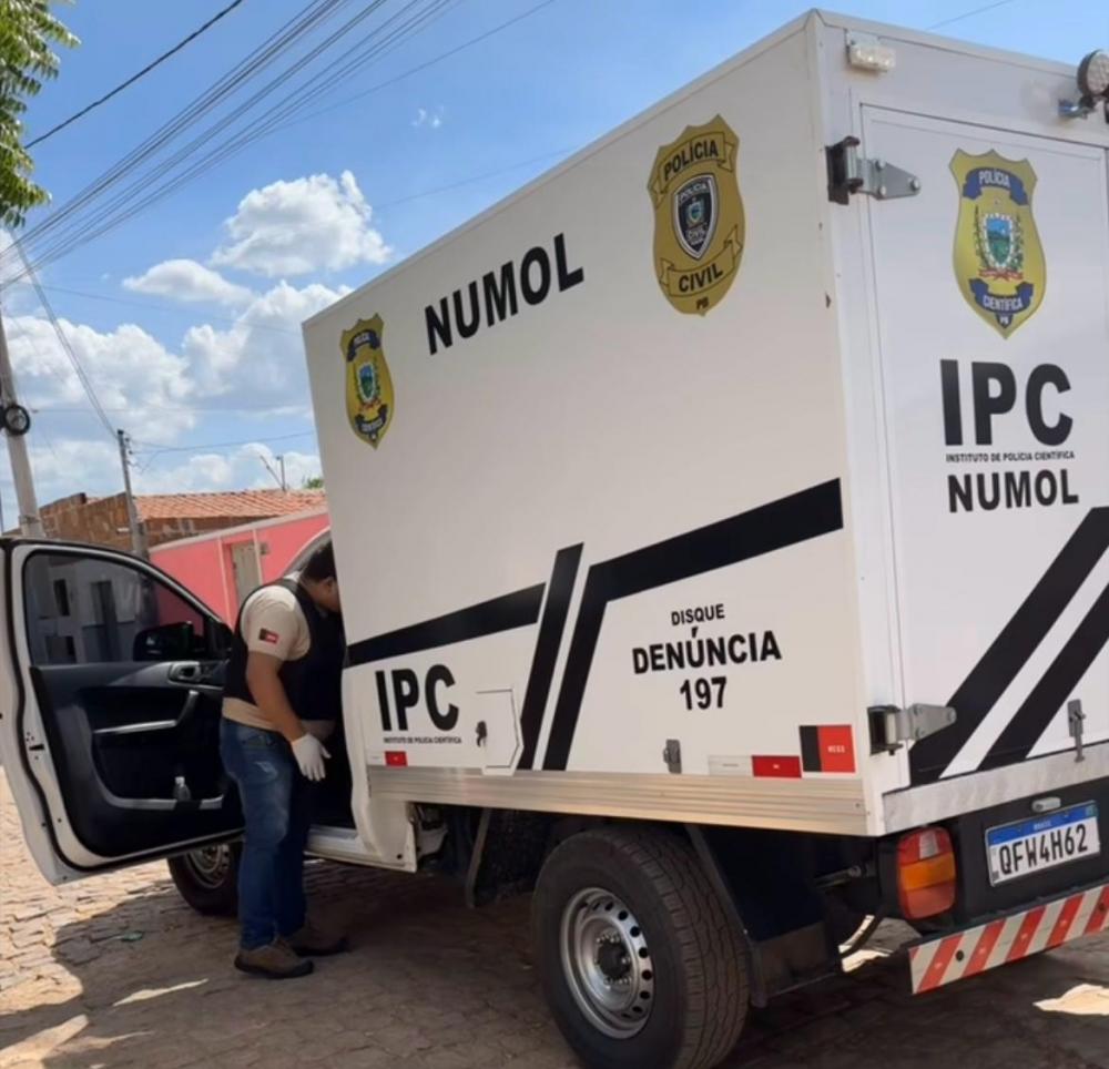 Após serem realizados os procedimentos cabíveis no local, o corpo da vítima foi encaminhado ao IML de Cajazeiras, para ser feito o exame cadavérico (Foto: Reprodução)