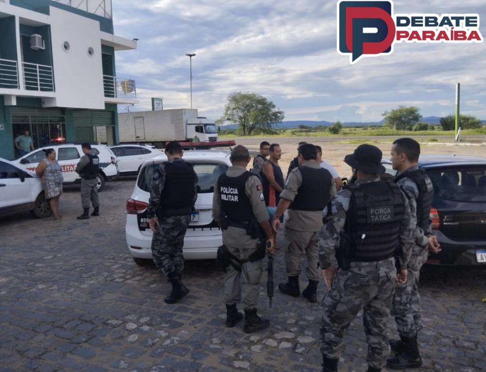 Diante dos flagrantes constatados, os acusados, a arma, o veículo e o entorpecente apreendidos, foram encaminhados à delegacia de Polícia Civil (Foto: Reprodução)