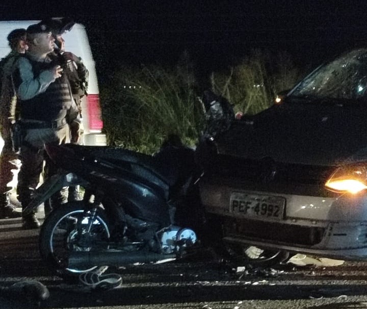 A Polícia Militar esteve no local para controlar o trânsito do rodovia, até a chegada da PRF (Foto: Reprodução)