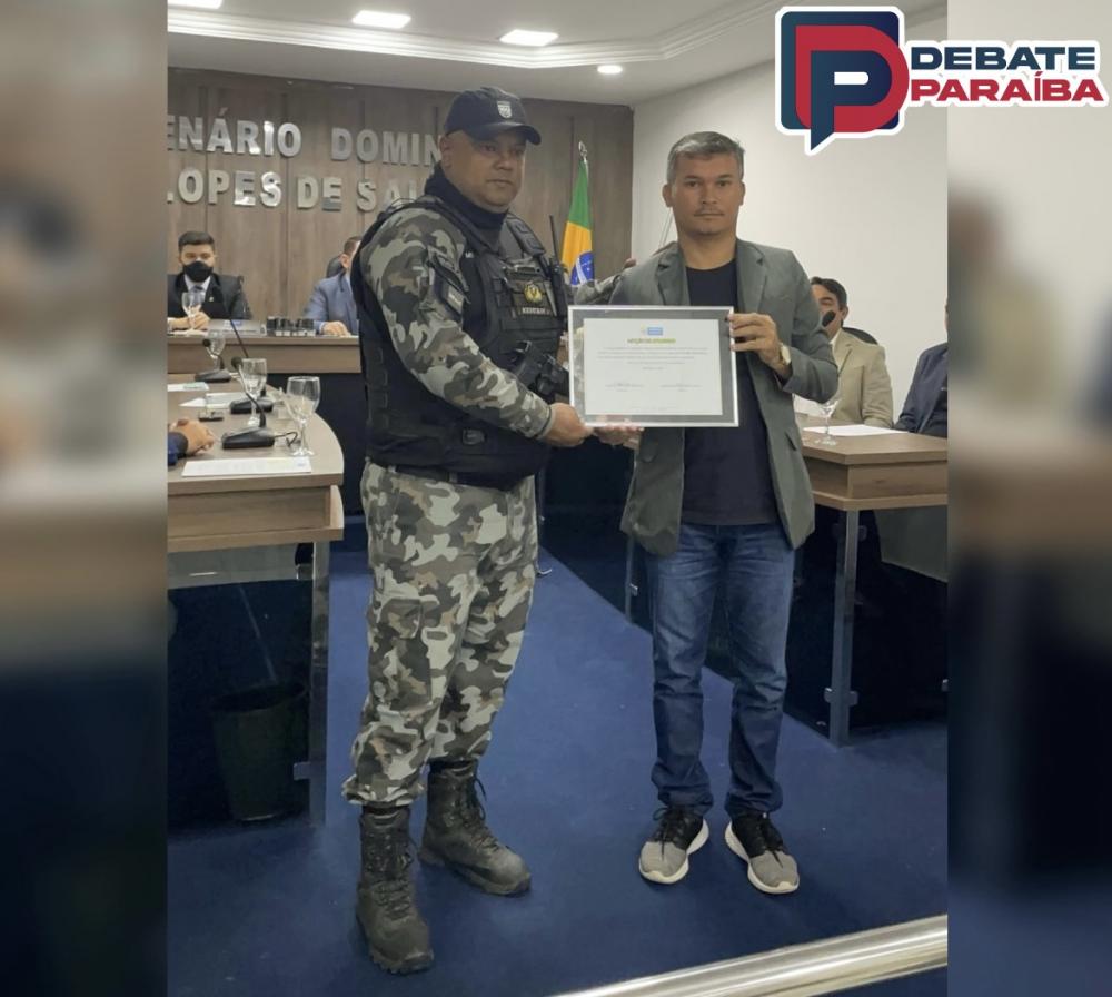 Em sua fala de agradecimento, o militar destacou que o reconhecimento é de um trabalho coletivo (Foto: Reprodução Debate Paraíba)