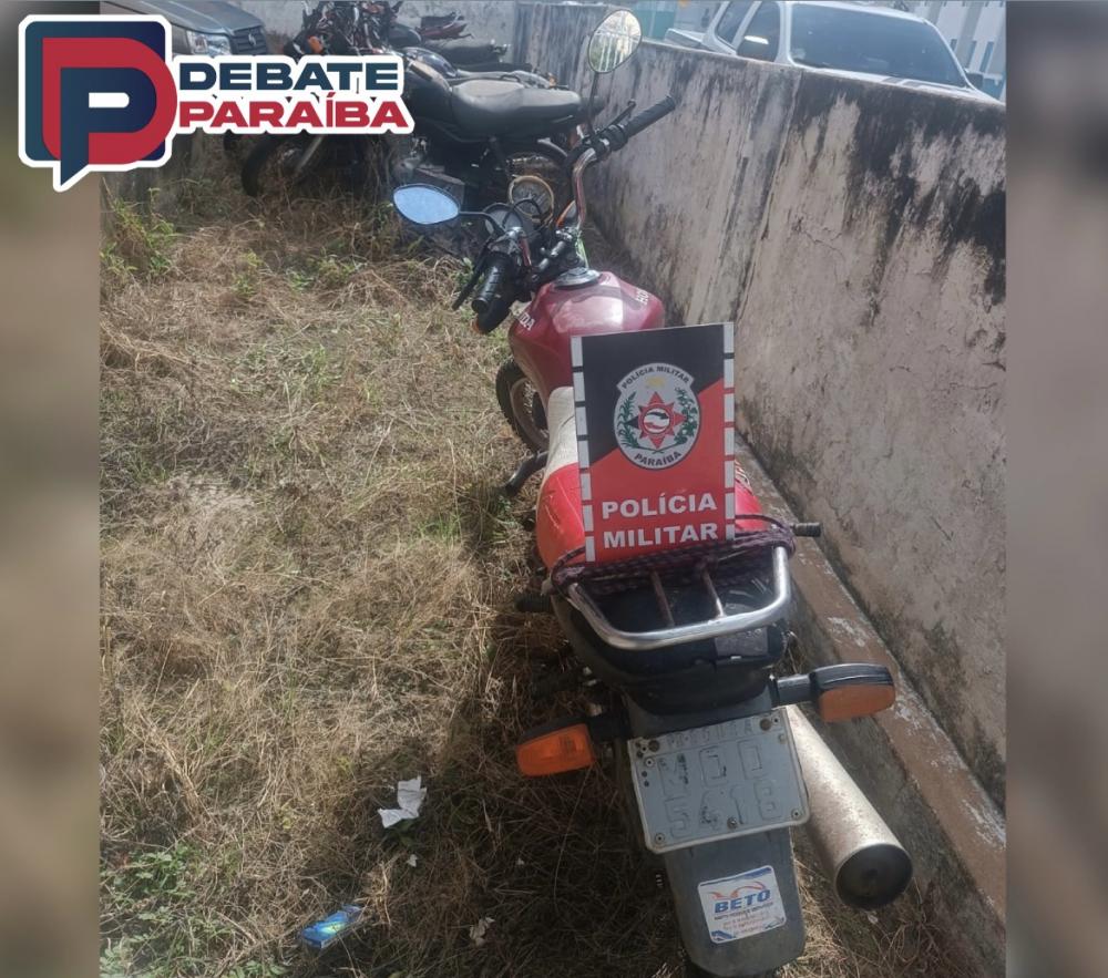 O acusado e a motocicleta recuperada foram encaminhados à delegacia de Polícia Civil (Foto: Reprodução)