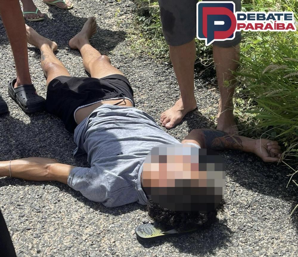 Com a força do impacto, a vítima foi arremessada ao solo e sua moto chegou a cair na ribanceira às margens da pista (Foto: Reprodução)