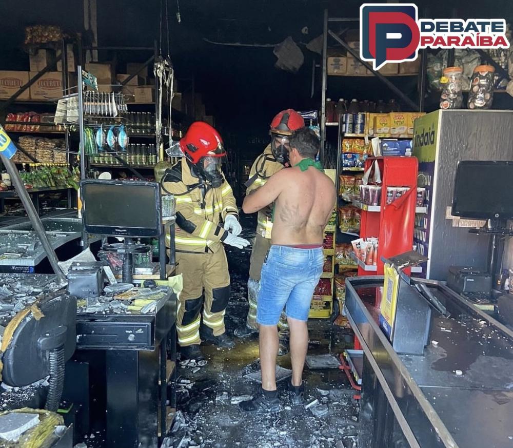 No incêndio não teve vítimas, sendo registrado danos materiais nas mercadorias do estabelecimento comercial (Foto: Reprodução)