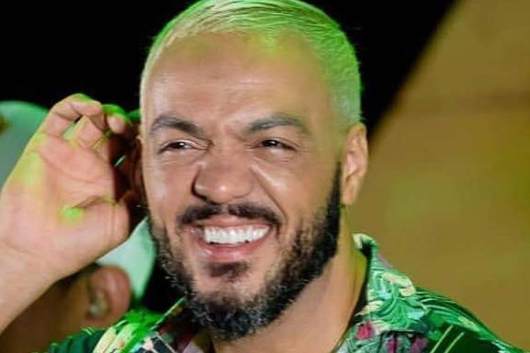 Aldeone fez um trocadilho com uma música do cantor Belo, mesmo apelido dado ao Botafogo paraibano e soltou a voz: “Meu, sua boca tem um mel. Eu sou seu fã Belo”, cantou tirando onda durante a festa do Dinossauro. (Foto: Reprodução).