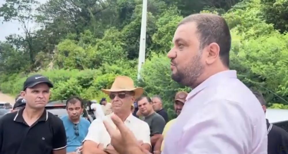 O objetivo da visita foi verificar relatos sobre um possível vazamento abaixo da ensecadeira construída pela empresa responsável pelas obras de recuperação da parede e modernização das comportas do açude Engenheiro Avidos. (Foto: Reprodução).