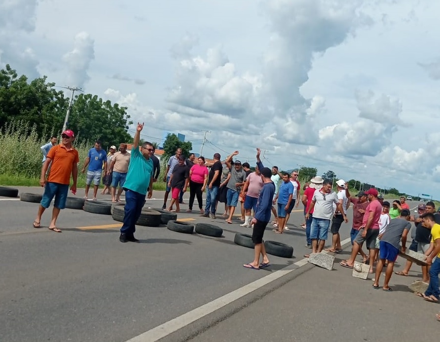 Vídeo: Agricultores interditam BR-230, no município de Sousa