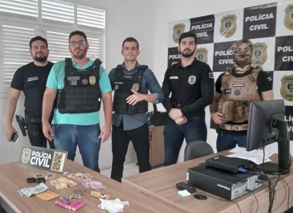 Ao término das ações policiais, os acusados e todo o material apreendido foram levados à delegacia de Polícia Civil (Foto: Reprodução)