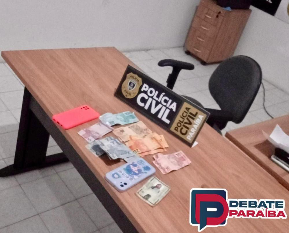 Em ato contínuo da ação policial, foi encontrado em sua posse muito dinheiro trocado e celulares (Foto: Reprodução)