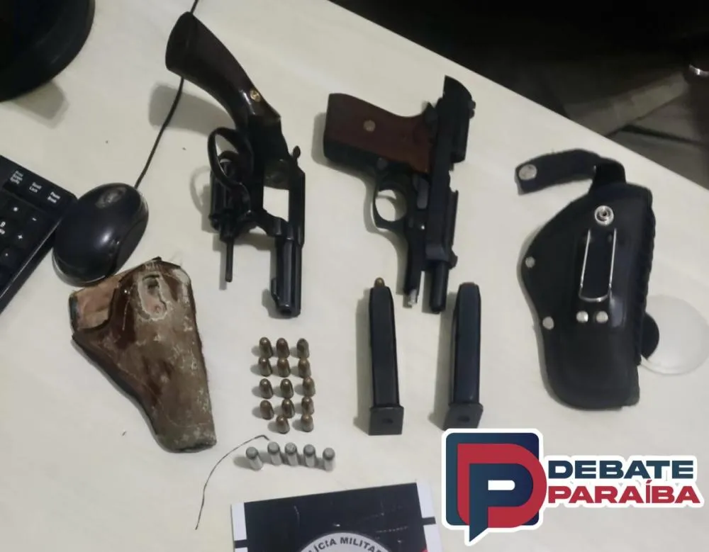 Diante dos fatos, o acusado foi conduzido à delegacia de Polícia Civil juntamente com as armas apreendidas (Foto: Reprodução)
