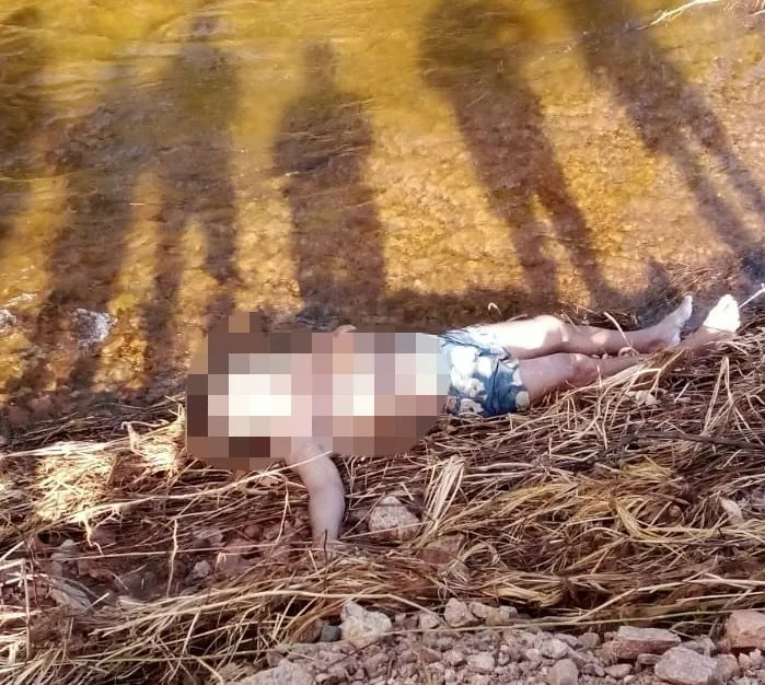 O corpo da vítima foi resgatado até as margens do manancial com a ajuda de populares (Foto: Reprodução)
