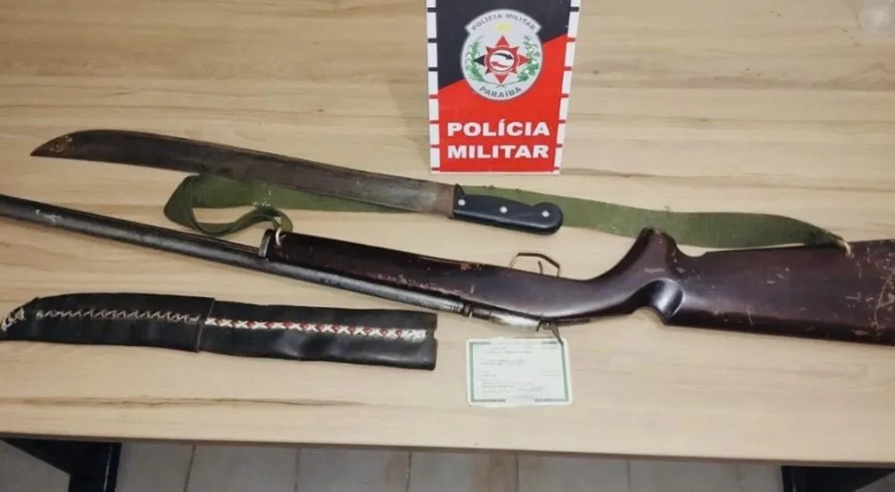 O acusado recebeu voz de prisão e foi encaminhado à delegacia de Polícia Civil juntamente com as armas apreendidas (Foto: Reprodução)