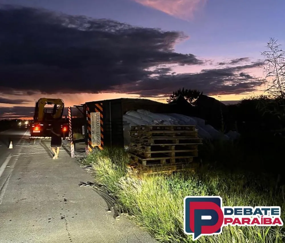 Depois com o auxílio de um caminhão munk, a carreta foi desvirada (Foto: Reprodução)