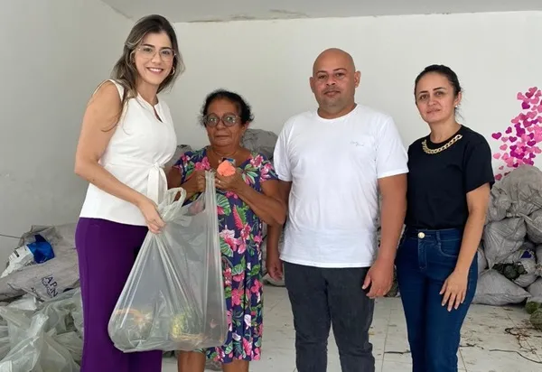 A secretária de Assistência Social, Mariana Cartaxo, que fez questão de participar do momento de entrega, destacou que o PAA é um programa encantador. (Foto: Reprodução).