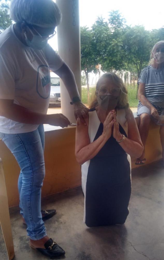 Para a Técnica de Enfermagem, Francisca Pessoa de Abreu, responsável pela aplicação do imunizante, a imagem representa um exemplo de fé e gratidão a Deus e a ciência. (Foto: Reprodução).