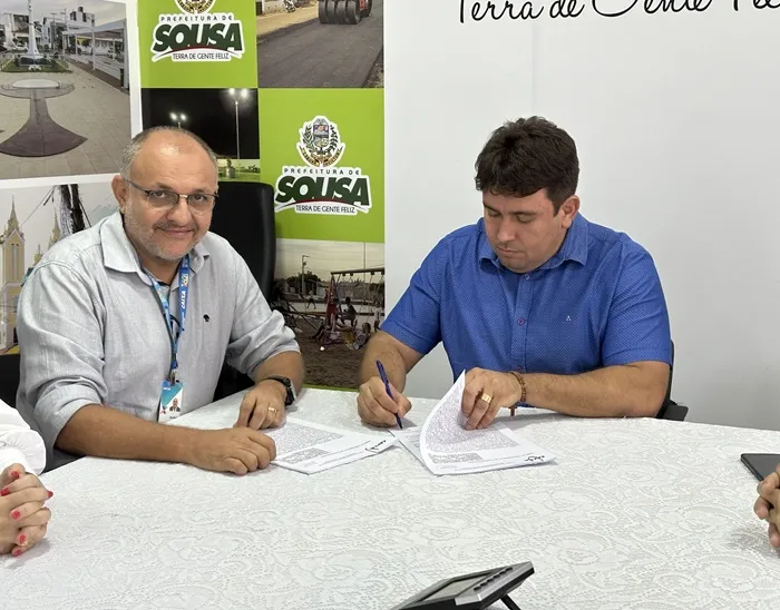 Helder Carvalho, representando o prefeito Fábio Tyrone, participou do momento em que foram assinados dois novos contratos de repasse. (Foto: Divulgação).