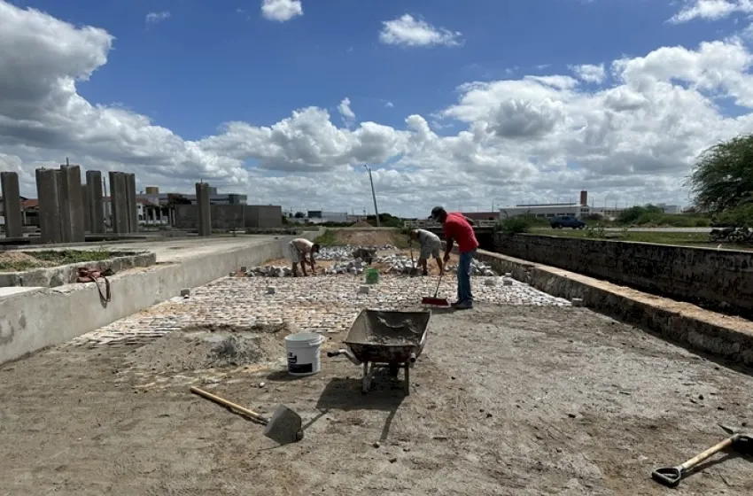 Prefeitura de Sousa convoca empresas à retomarem os serviços da Praça da Bíblia e Escola do Angelim, sob pena de rescisão de contratos e penalidades