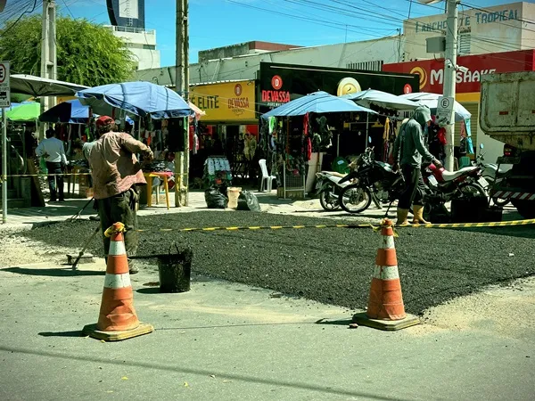 Em segundo lugar, essas faixas atuam como redutores de velocidade, contribuindo para uma condução mais segura e atenta. (Foto: Divulgação).
