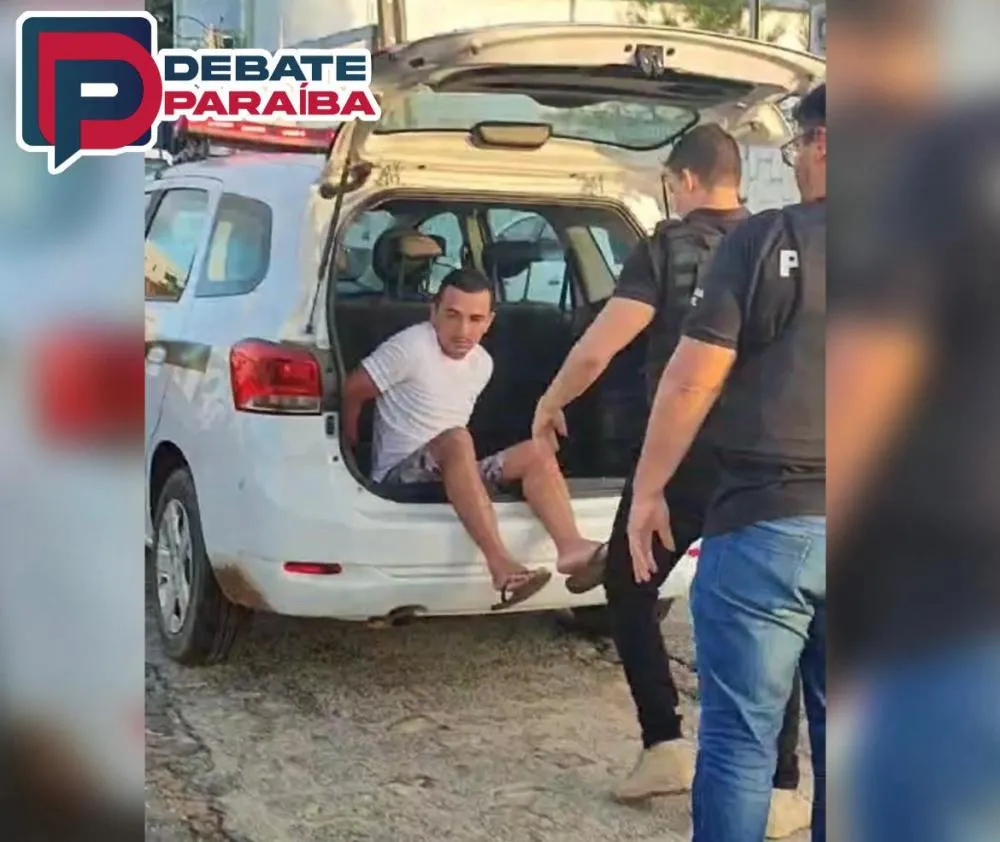 Ao término da operação, o acusado e todo o material apreendido foram conduzidos à delegacia de Polícia Civil, para que fossem adotados os procedimentos que determinam a lei (Foto: Reprodução Debate Paraíba)