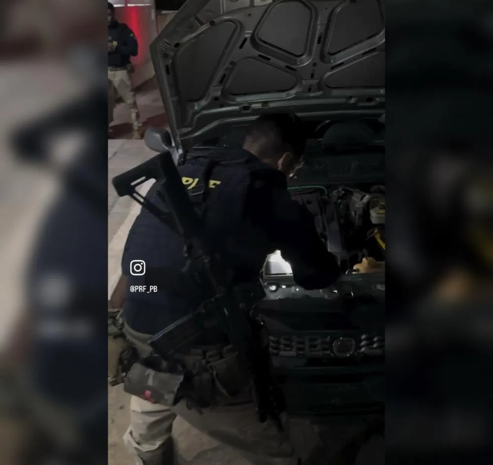 O condutor e o veículo apreendido foram levados à delegacia de Polícia Civil (Foto: Reprodução)