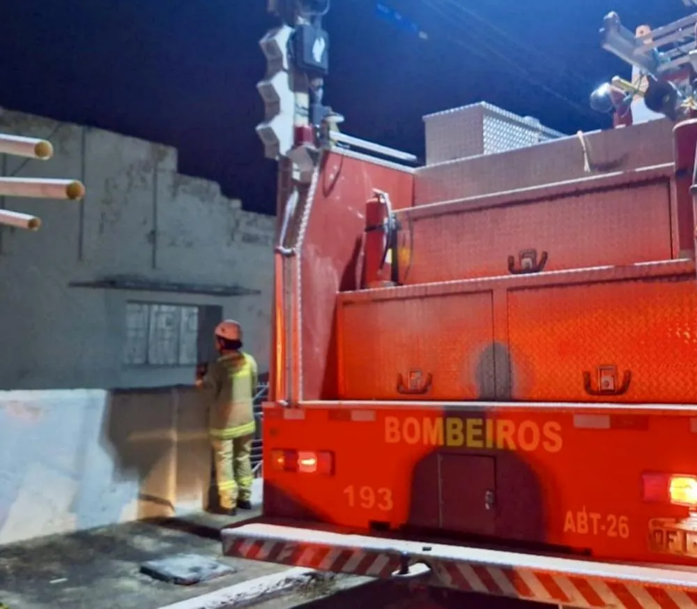 A vítima foi resgatada pelos bombeiros militares e posteriormente entregue ao SAMU (Foto: Reprodução)