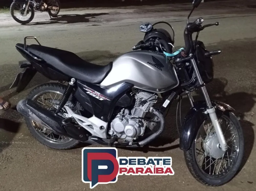 menor infrator acompanhado de seu pai, o prioritário da moto e o veículo, foram levados à delegacia de Polícia Civil (Foto: Reprodução)