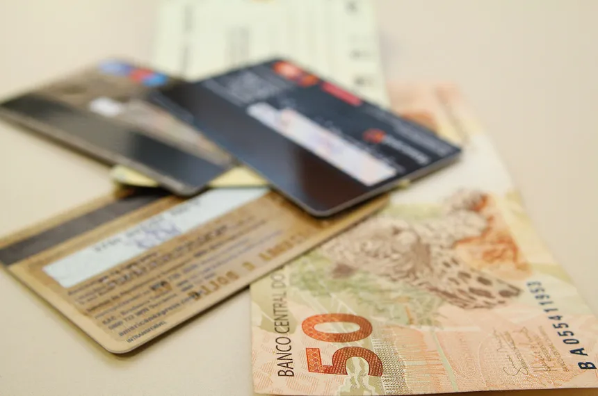 A investigação revelou um esquema sofisticado de operações ilegais no mercado de crédito, com os réus atuando de forma coordenada para obter vantagens financeiras indevidas. (Foto: Reprodução).