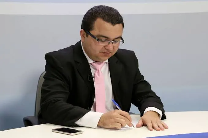 Em sua fala, Rostand insinuou que o profissional é aliado do prefeito. (Foto: Reprodução).
