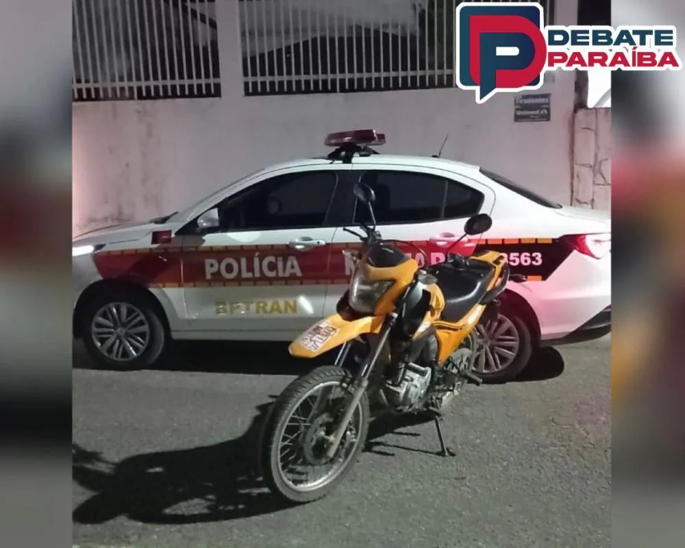 O condutor e a motocicleta apreendida foram encaminhados à delegacia de Polícia Civil, para que fossem adotados os procedimentos cabíveis, pelo delegado de plantão (Foto: Reprodução)