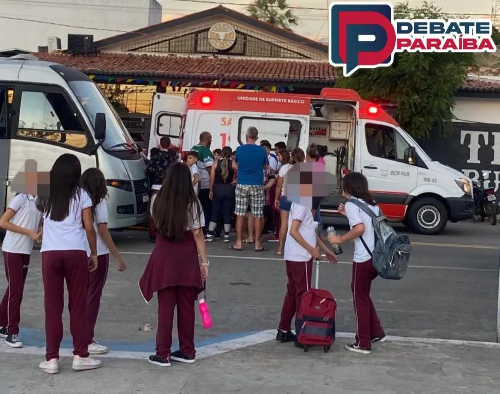 Com o impacto, o motociclista foi arremessado ao solo e teve ferimentos leves (Foto: Reprodução Debate Paraíba)