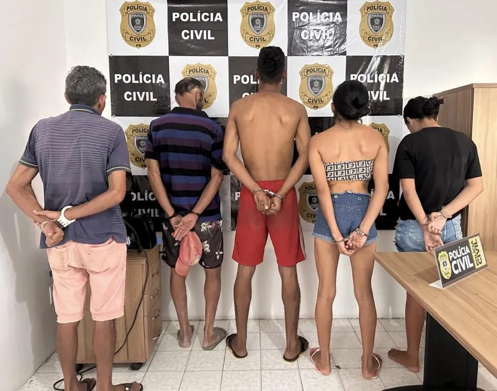 Ao término da ação policial, os acusados e todo o material apreendido foram encaminhados à delegacia de Polícia Civil (Foto: Reprodução)