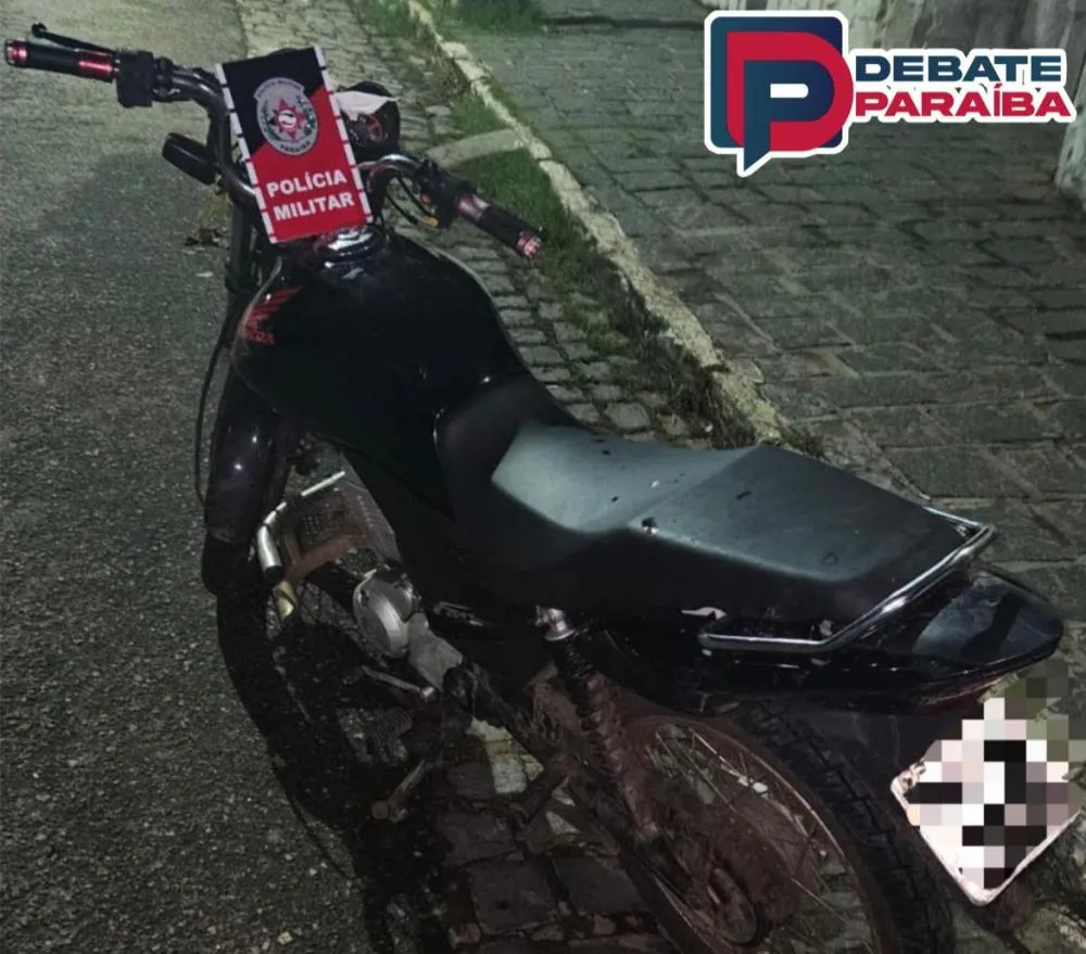 A motocicleta foi rebocada à delegacia de Polícia Civil e após a realização dos procedimentos necessários, será devolvida ao proprietário legítimo. (Foto: Reprodução).