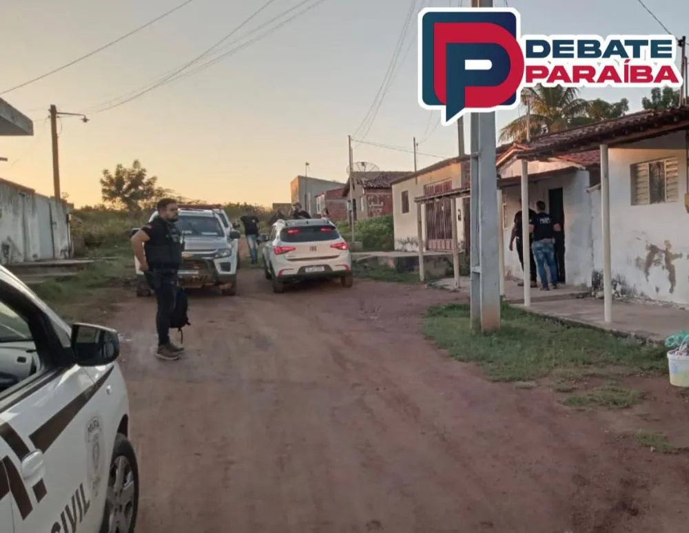 Após serem presos, os acusados e todo o material apreendido foram encaminhados à delegacia de Polícia Civil (Foto: Reprodução)