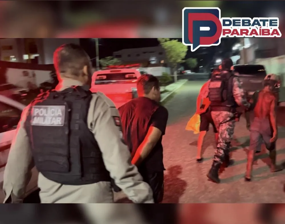Ao término da ação policial, todo o material apreendido e os acusados foram levados à delegacia de Polícia Civil (Foto: Reprodução Debate Paraíba)
