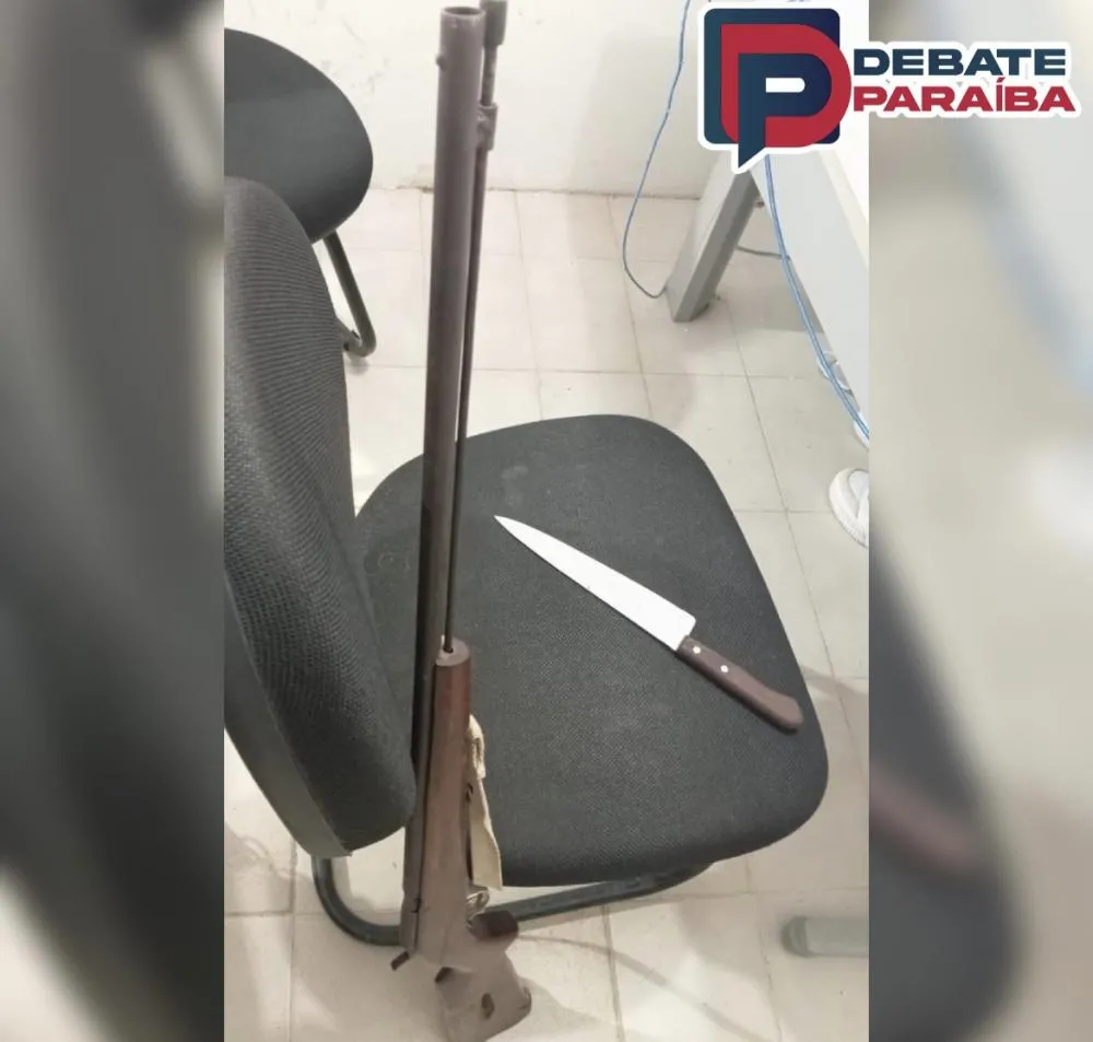 As armas foram apreendidas e o acusado conduzido à delegacia de Polícia Civil (Foto: Reprodução)