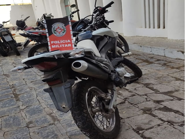 A motoneta foi rebocada à delegacia e após a realização dos trâmites legais foi devolvida a verdadeira proprietária (Foto: Reprodução)