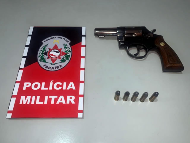 O acusado e a arma apreendida foram levados à Delegacia de Catolé do Rocha para serem tomadas as medidas cabíveis que requer o caso (Foto: Divulgação PMPB)