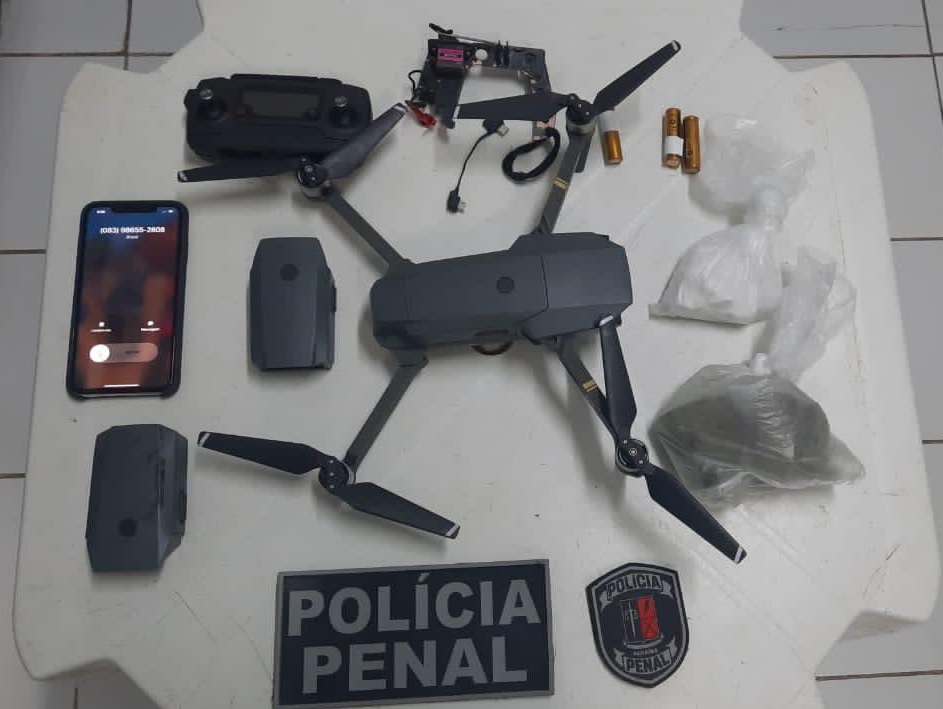 Os dois jovens presos, juntamente com o material apreendido, foram levados à Central de Polícia Civil para serem realizados os procedimentos que requer o caso. (Foto: Reprodução).