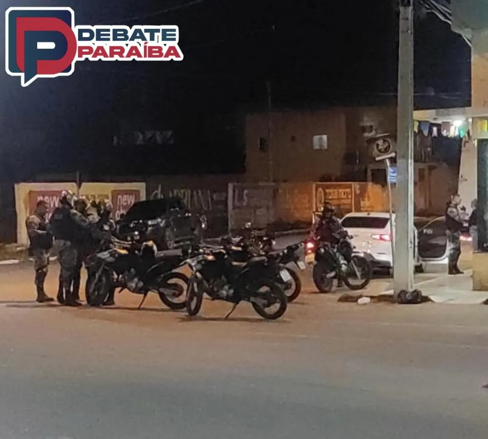 O suspeito e a arma apreendida foram levados à delegacia de Polícia Civil (Foto: Reprodução)